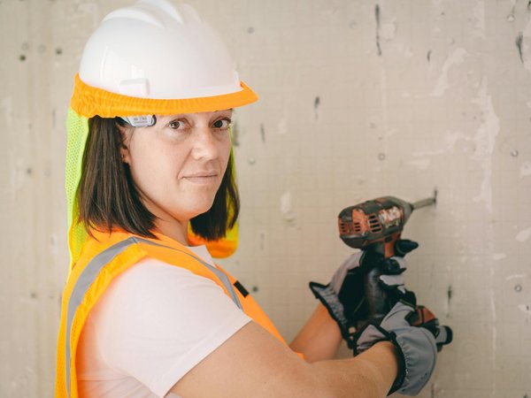 Quels sont les meilleurs matériaux pour un comptoir de bar extérieur résistant aux intempéries ?