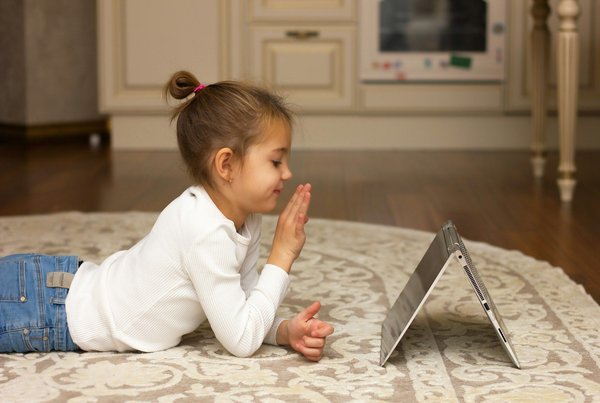 Quelle est la méthode la plus efficace pour isoler phoniquement une pièce de jeux pour enfants ?
