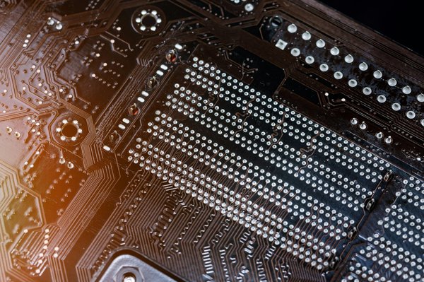 Comment aménager un petit espace de travail dans la cuisine sans perturber son esthétique ?